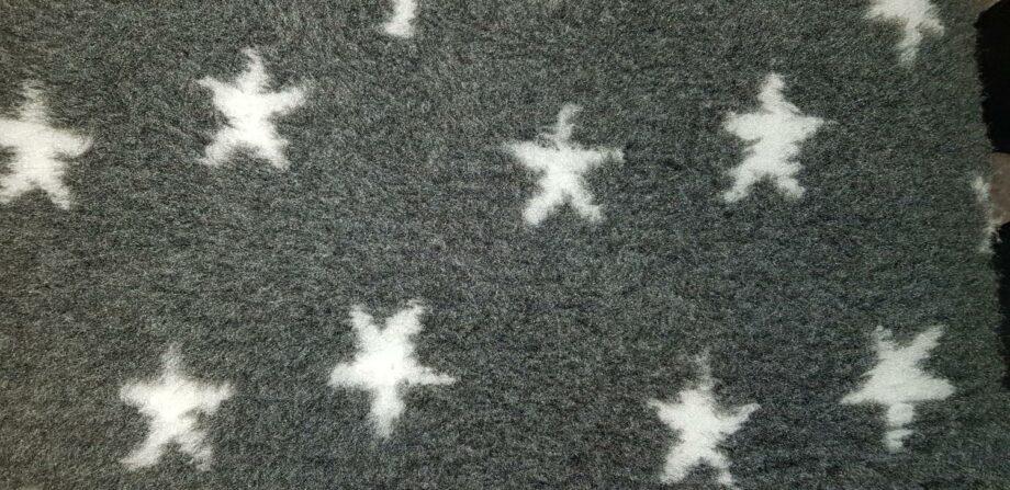 2051 44120 920x447 - Vetbed, grå med lys grå stjerner, str 100x160 cm