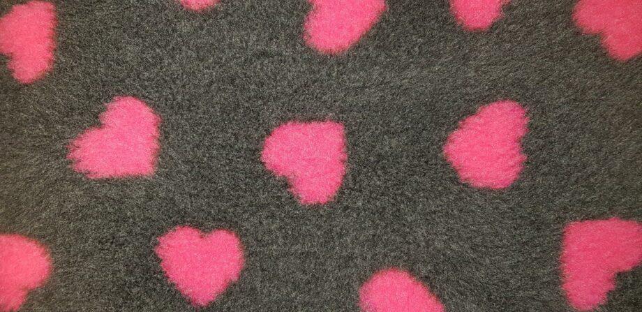 2051 44121 920x447 - Vetbed, grå med rosa hjerter, str 100x160 cm